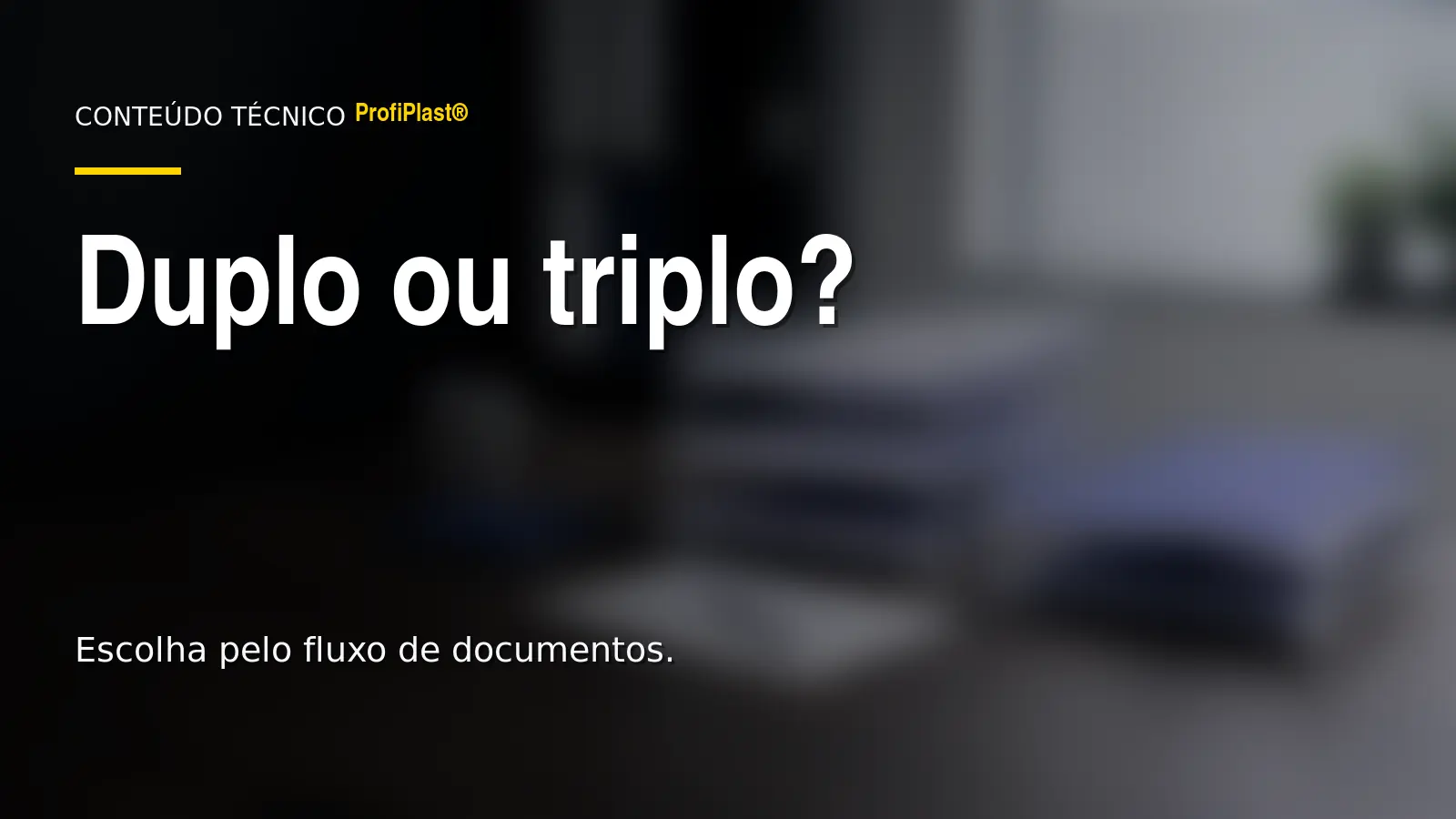 Capa com o título Duplo ou triplo sobre fotografia desfocada de bandejas para documentos em um escritório.